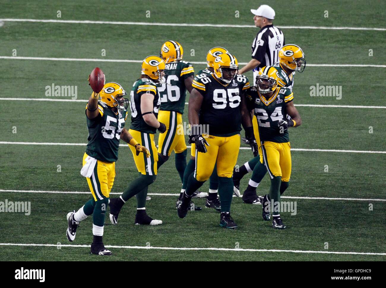 Feb 6, 2011; Arlington, TX, USA; Green Bay Packers linebacker Desmond Bischof (55) feiert nach der Wiederherstellung ein Fumble von Pittsburgh Steelers zurück laufen Rashard Mendenhall (nicht dargestellt) in der zweiten Hälfte des Super Bowl XLV an Cowboys Stadium. gree Stockfoto