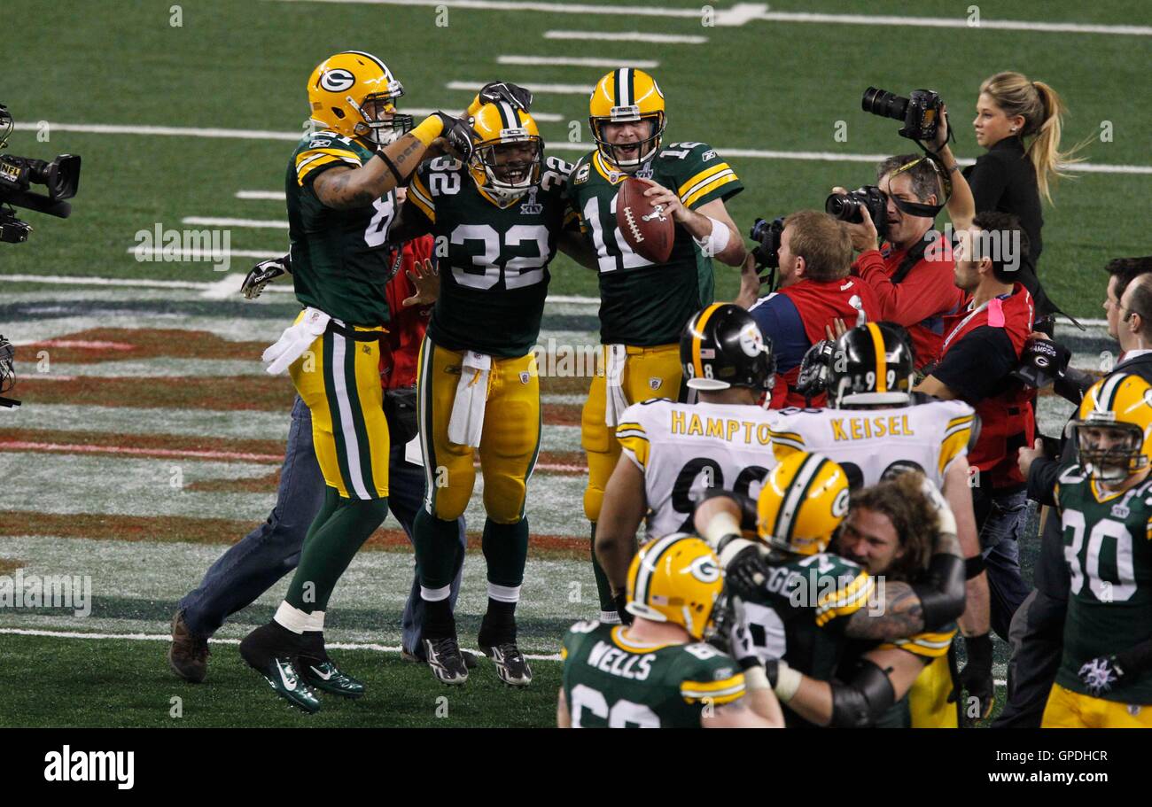 6. Februar 2011; Arlington, TX, USA; Green Bay Packers Quarterback Aaron Rodgers (12) feiert mit Runningback Brandon Jackson (32) nach dem Super Bowl XLV gegen die Pittsburgh Steelers im Cowboys Stadium.  Green Bay besiegten Pittsburgh 31-25. Stockfoto