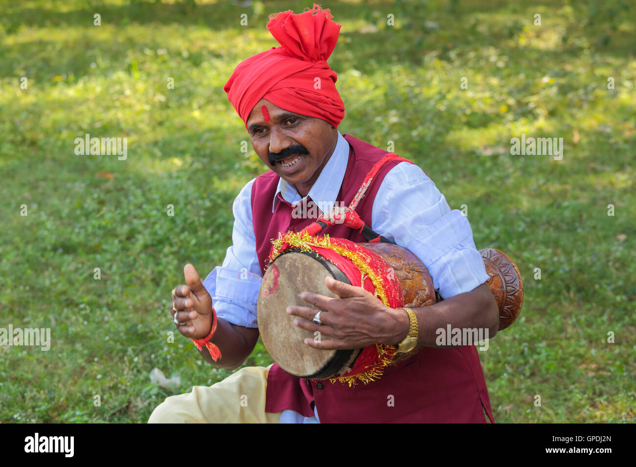 Stammesmusiker, der Volksmusik spielt, Jagdalpur, Bastar, Chhattisgarh, Indien, Asien Stockfoto