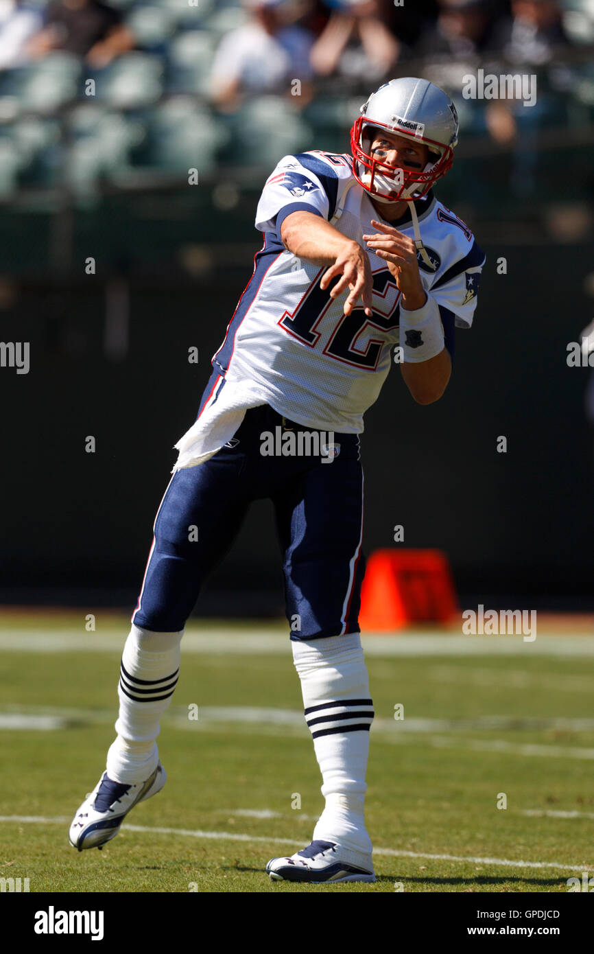 Okt 2, 2011; Oakland, Ca, USA; New England Patriots Quarterback Tom Brady (12) nach dem Aufwärmen vor dem Spiel gegen die Oakland Raiders, bei o.co Kolosseum. new england Oakland 31-19 besiegt. Stockfoto