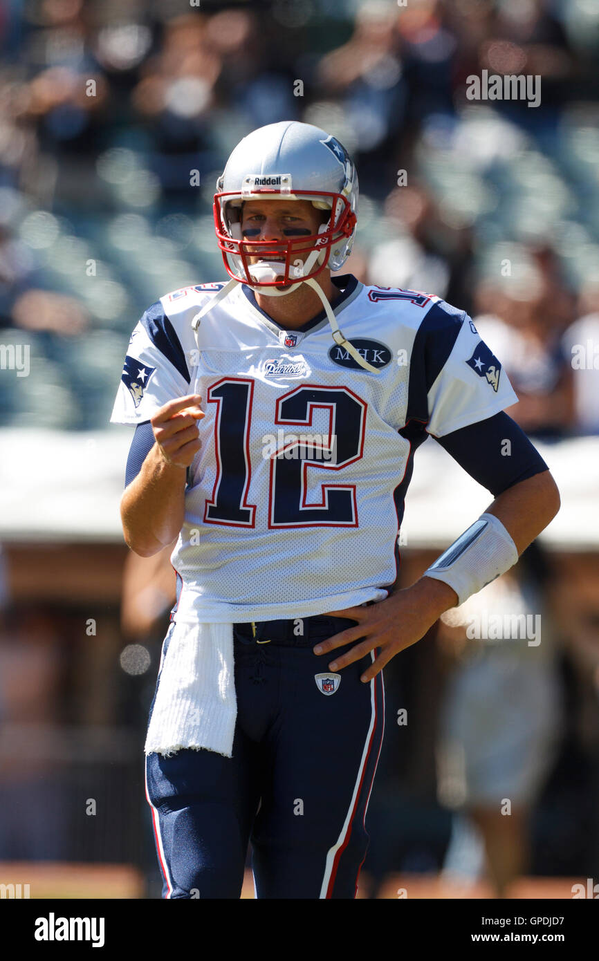 Okt 2, 2011; Oakland, Ca, USA; New England Patriots Quarterback Tom Brady (12) nach dem Aufwärmen vor dem Spiel gegen die Oakland Raiders, bei o.co Kolosseum. new england Oakland 31-19 besiegt. Stockfoto