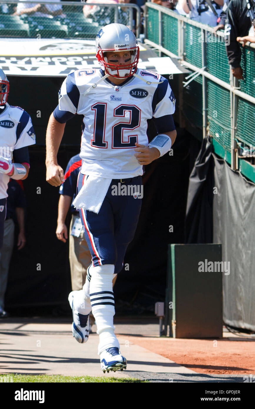 Okt 2, 2011; Oakland, Ca, USA; New England Patriots Quarterback Tom Brady (12) in das Feld vor dem Spiel gegen die Oakland Raiders, bei o.co Kolosseum. Stockfoto