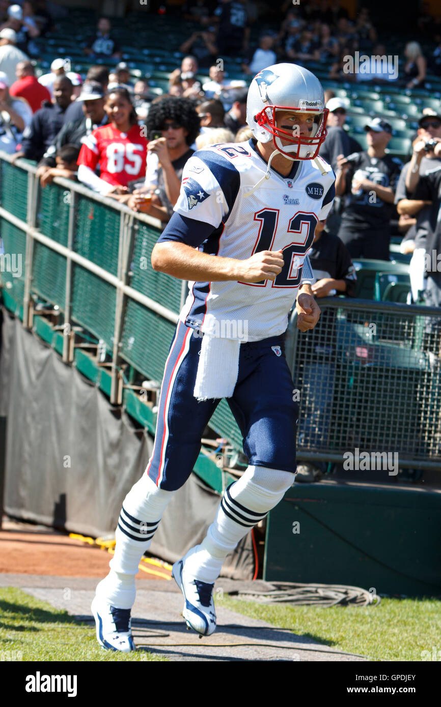 Okt 2, 2011; Oakland, Ca, USA; New England Patriots Quarterback Tom Brady (12) in das Feld vor dem Spiel gegen die Oakland Raiders, bei o.co Kolosseum. New England besiegt Oakland 31-19. Stockfoto
