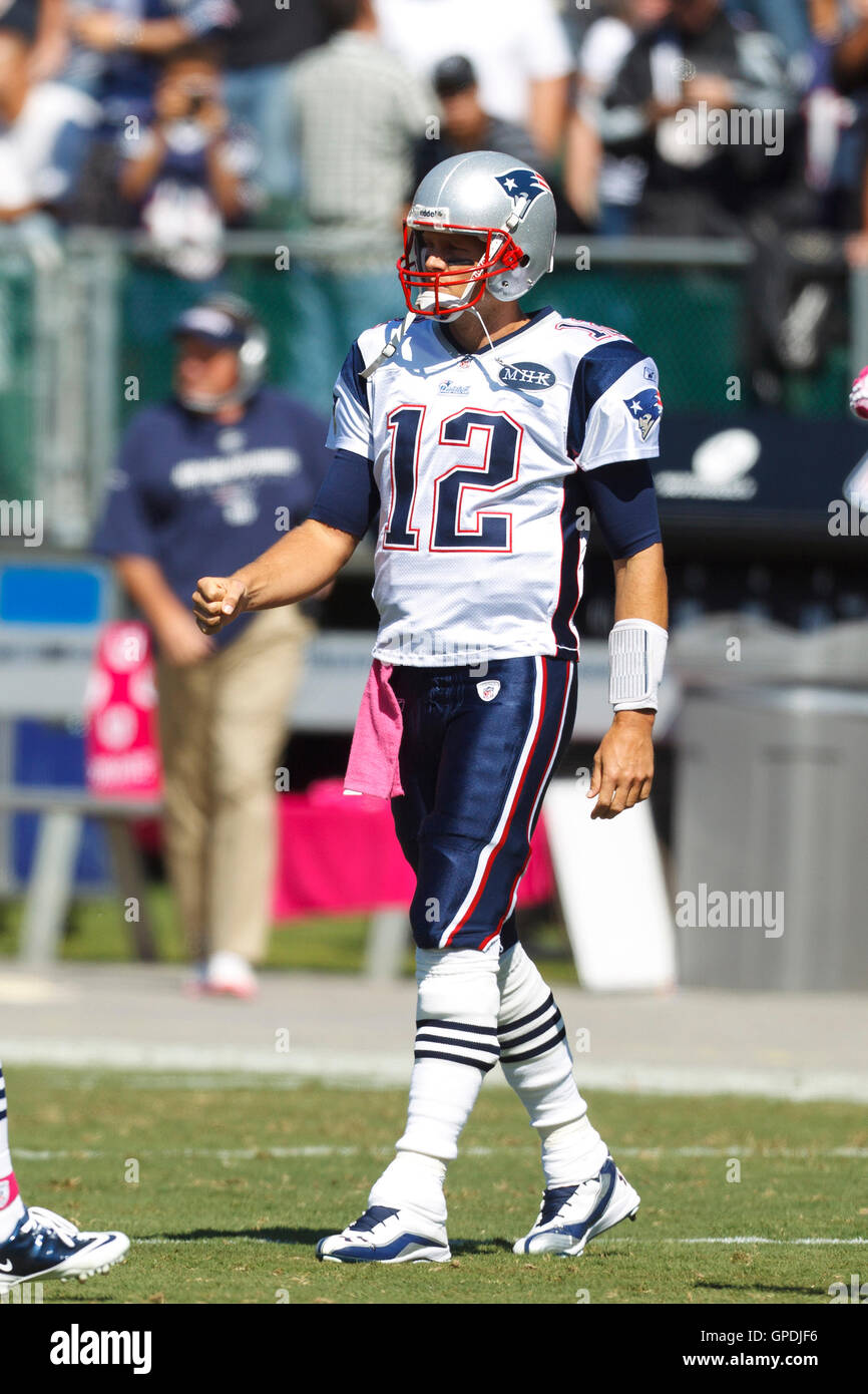 Okt 2, 2011; Oakland, Ca, USA; New England Patriots Quarterback Tom Brady (12) nach dem Aufwärmen vor dem Spiel gegen die Oakland Raiders, bei o.co Kolosseum. new england Oakland 31-19 besiegt. Stockfoto