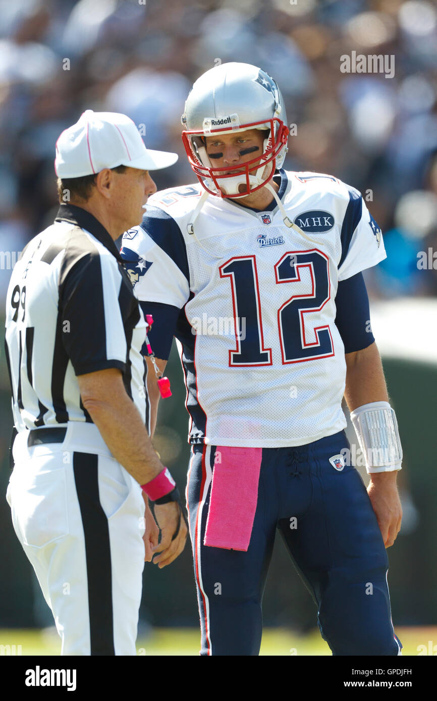 Okt 2, 2011; Oakland, Ca, USA; New England Patriots Quarterback Tom Brady (12) Spricht zu nfl Referee Tony corrente (Links) im ersten Viertel gegen die Oakland Raiders bei o.co Kolosseum. new england Oakland 31-19 besiegt. Stockfoto