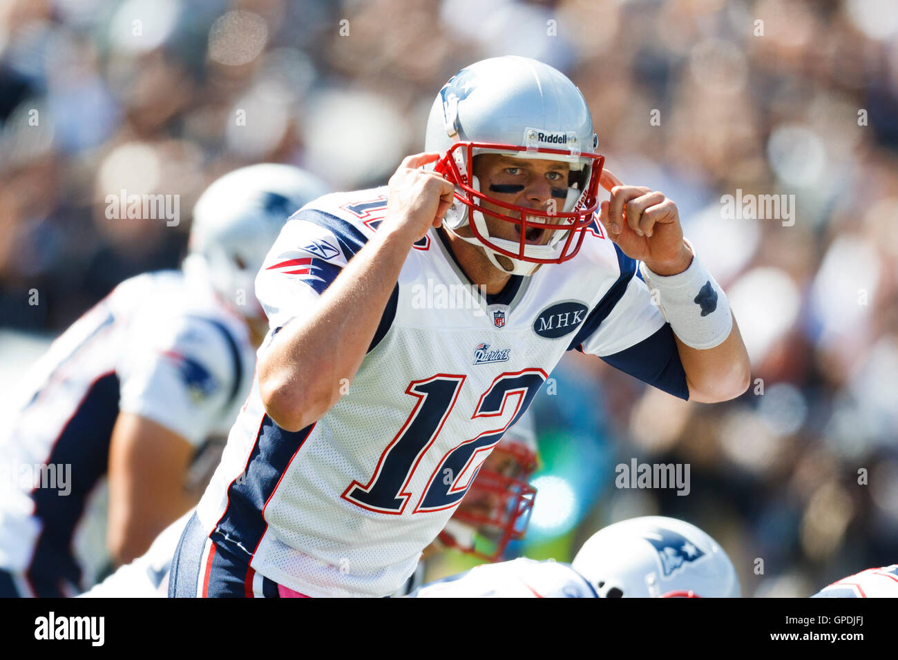 Okt 2, 2011; Oakland, Ca, USA; New England Patriots Quarterback Tom Brady (12) Ruft ein Spiel von der Line of Scrimmage gegen die Oakland Raiders im ersten Quartal bei o.co Kolosseum. New England besiegt Oakland 31-19. Stockfoto