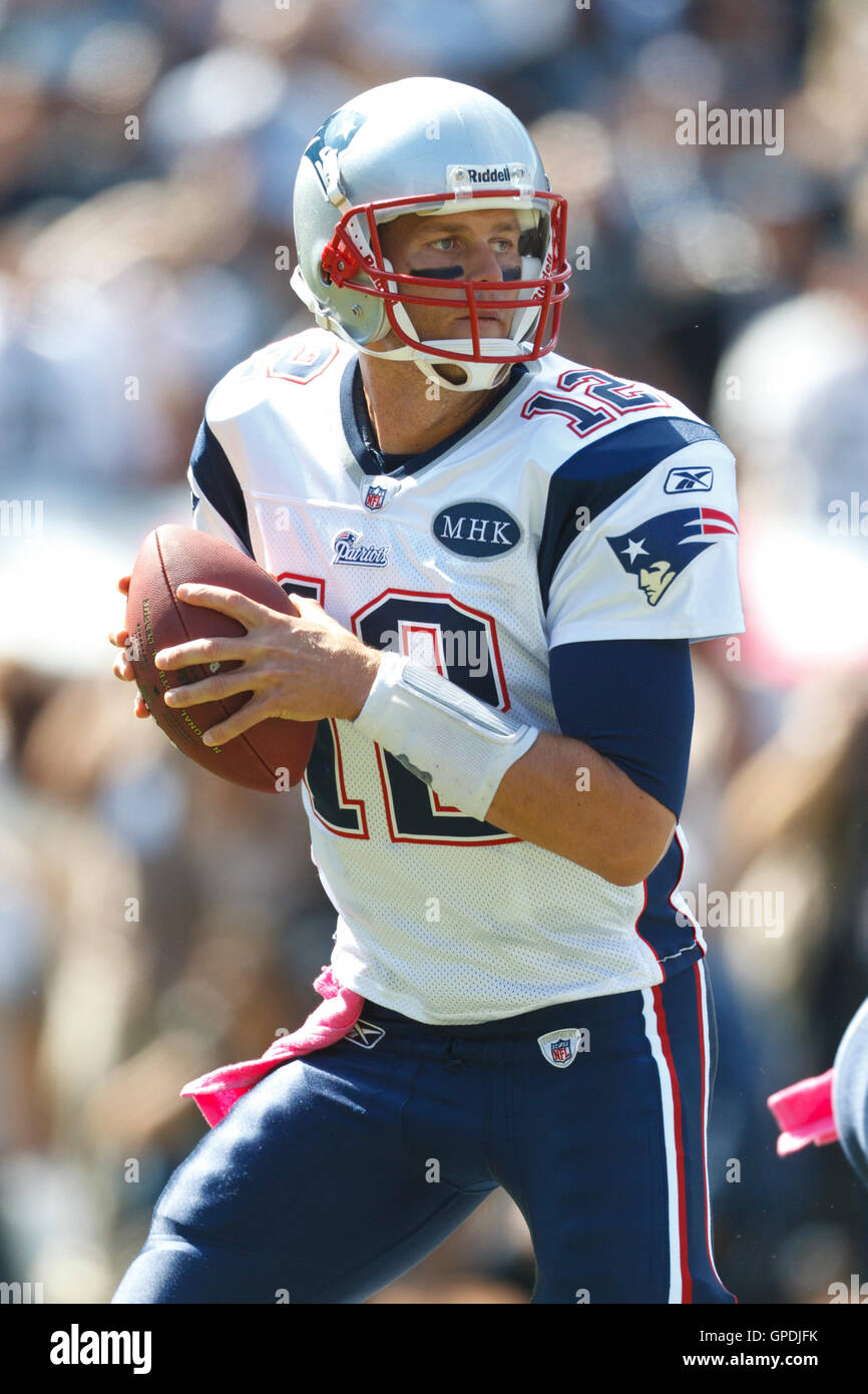 Okt 2, 2011; Oakland, Ca, USA; New England Patriots Quarterback Tom Brady (12) steht in der Tasche gegen die Oakland Raiders im ersten Quartal bei o.co Kolosseum. new england Oakland 31-19 besiegt. Stockfoto