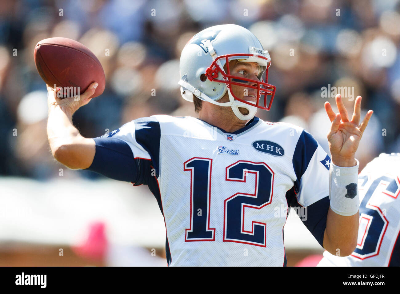 Okt 2, 2011; Oakland, Ca, USA; New England Patriots Quarterback Tom Brady (12) gegen die Oakland Raiders im ersten Quartal bei o.co Kolosseum. Stockfoto