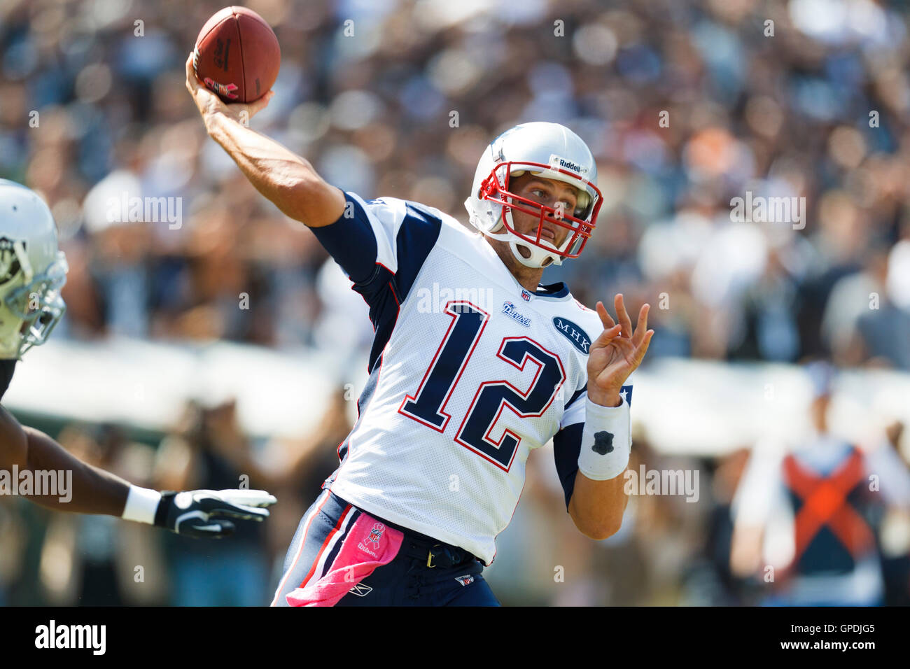 Okt 2, 2011; Oakland, Ca, USA; New England Patriots Quarterback Tom Brady (12) gegen die Oakland Raiders im ersten Quartal bei o.co Kolosseum. Stockfoto