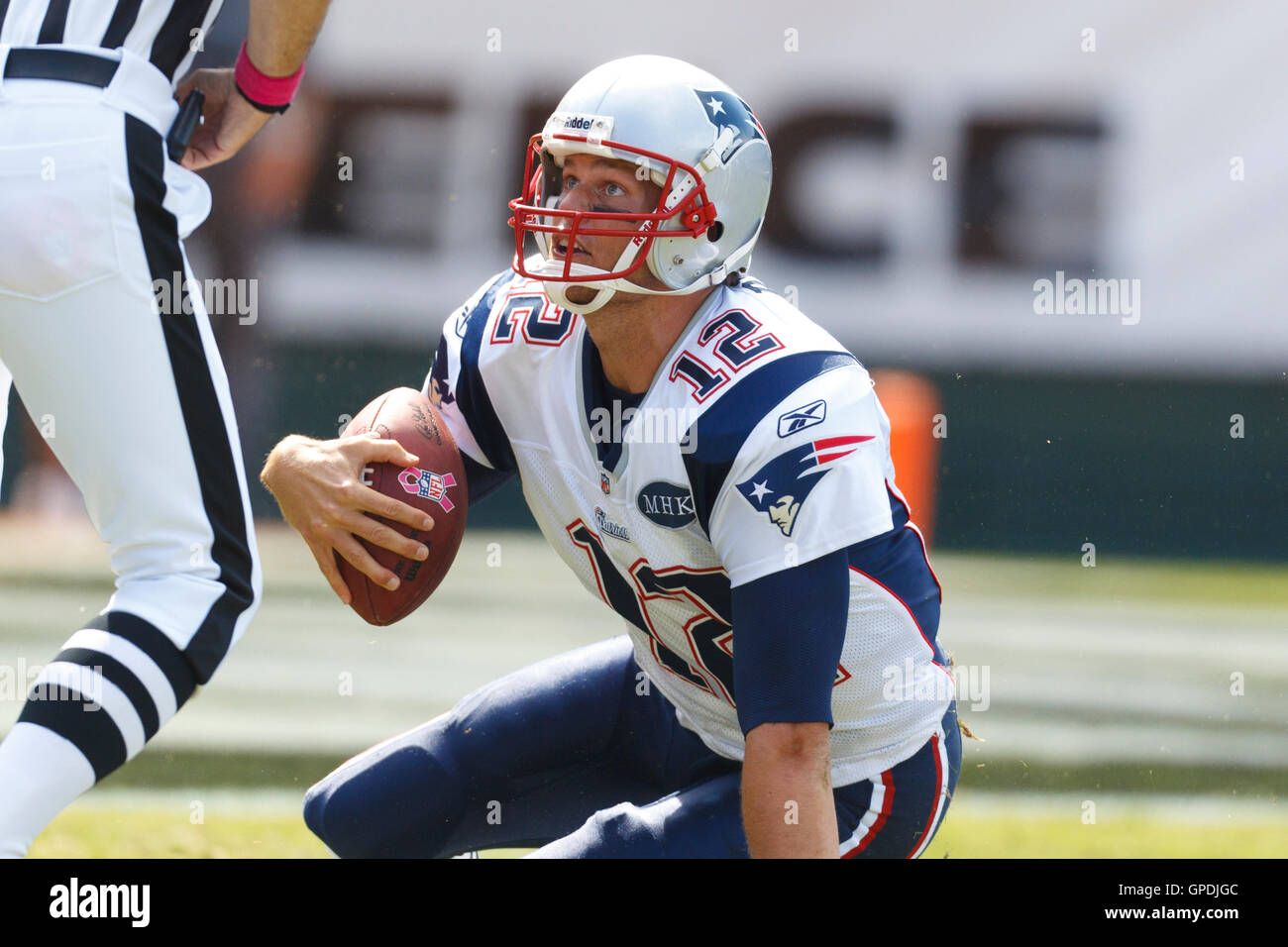 Okt 2, 2011; Oakland, Ca, USA; New England Patriots Quarterback Tom Brady (12) ist mit der Masse gegen die Oakland Raiders im ersten Quartal bei o klopfte. co Kolosseum. New England besiegt Oakland 31-19. Stockfoto