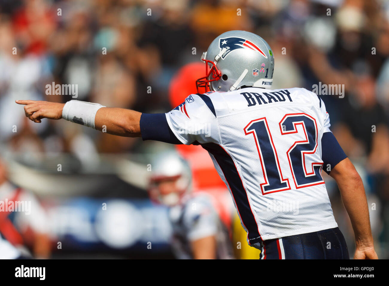 Okt 2, 2011; Oakland, Ca, USA; New England Patriots Quarterback Tom Brady (12) Ruft ein Spiel an der Line of Scrimmage gegen die Oakland Raiders im dritten Quartal bei o.co Kolosseum. New England besiegt Oakland 31-19. Stockfoto