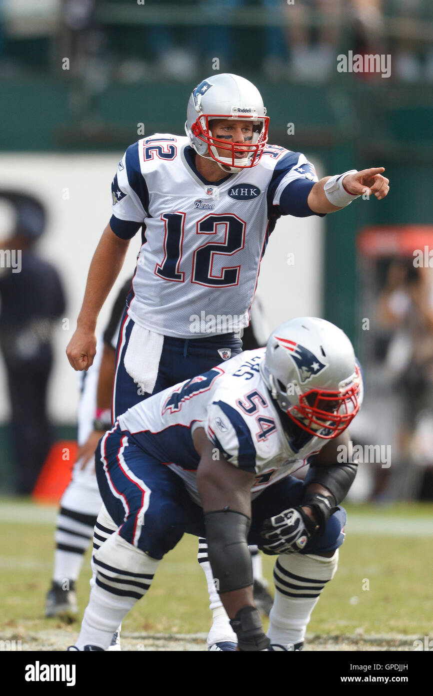 Okt 2, 2011; Oakland, Ca, USA; New England Patriots Quarterback Tom Brady (12) fordert ein akustisches gegen die Oakland Raiders im dritten Quartal bei o.co Kolosseum. Stockfoto