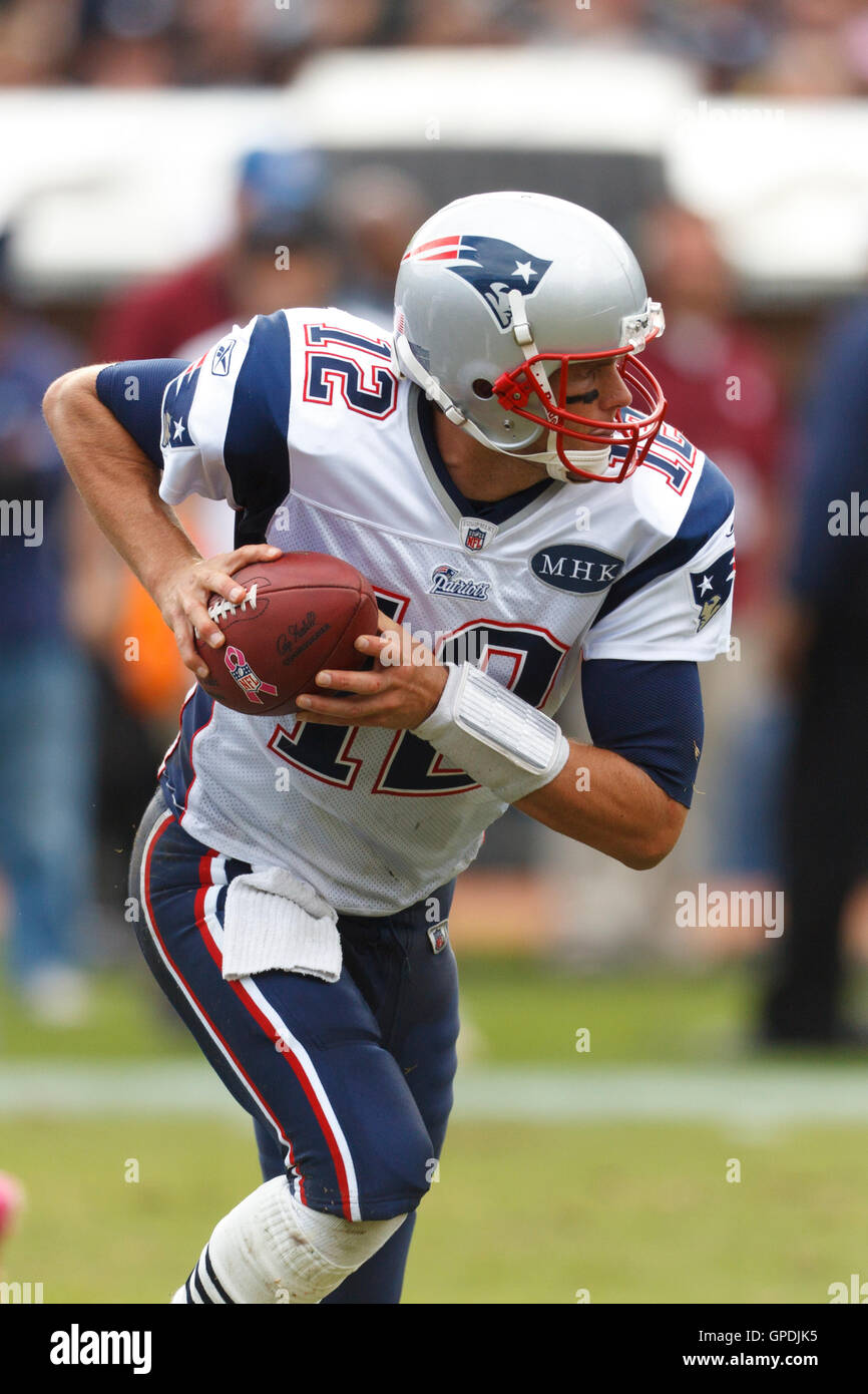 Okt 2, 2011; Oakland, Ca, USA; New England Patriots Quarterback Tom Brady (12) steht in der Tasche gegen die Oakland Raiders während des vierten Quartals bei o.co Kolosseum. new england Oakland 31-19 besiegt. Stockfoto