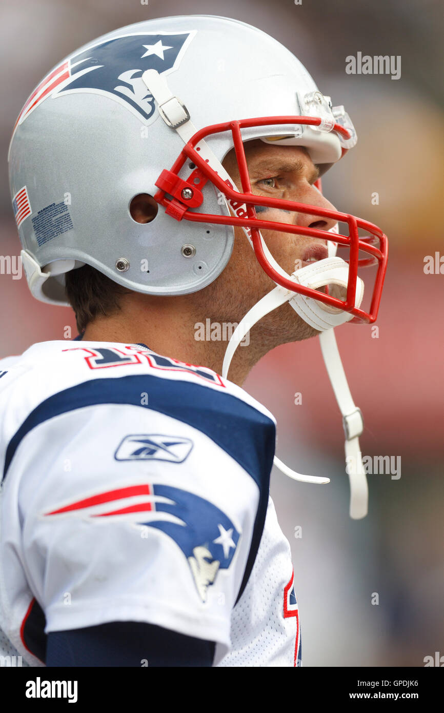 Okt 2, 2011; Oakland, Ca, USA; New England Patriots Quarterback Tom Brady (12) steht auf den Nebenerwerben im vierten Quartal gegen die Oakland Raiders bei o.co Kolosseum. new england Oakland 31-19 besiegt. Stockfoto
