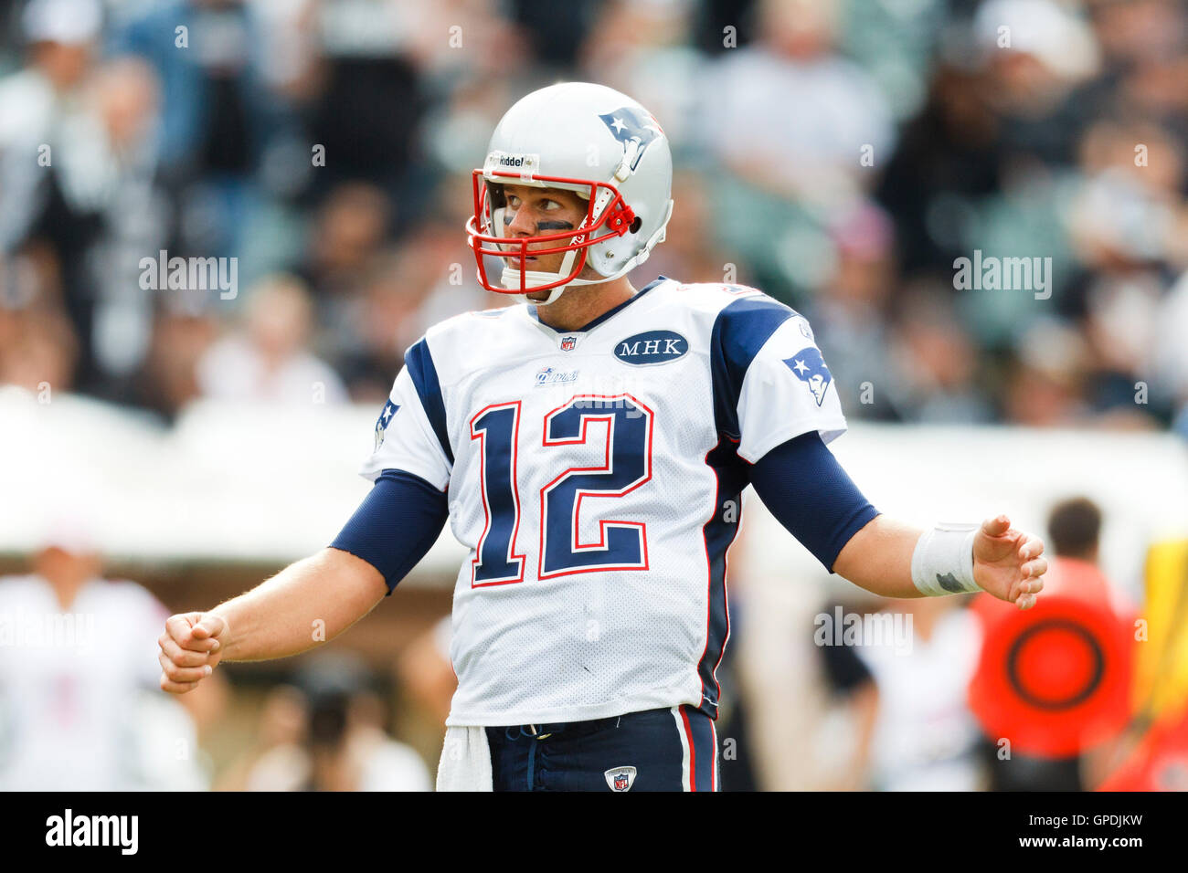 Okt 2, 2011; Oakland, Ca, USA; New England Patriots Quarterback Tom Brady (12) nach einem Spiel gegen die Oakland Raiders während des vierten Quartals bei o.co Kolosseum. new england Oakland 31-19 besiegt. Stockfoto