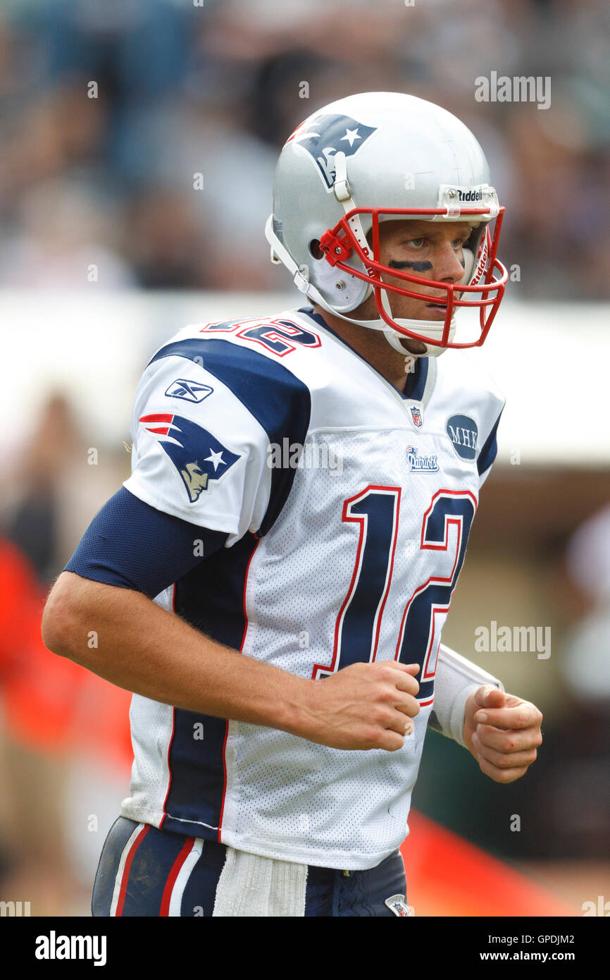 Okt 2, 2011; Oakland, Ca, USA; New England Patriots Quarterback Tom Brady (12) kehrt in die Seitenlinie gegen die Oakland Raiders während des vierten Quartals bei o.co Kolosseum. new england Oakland 31-19 besiegt. Stockfoto