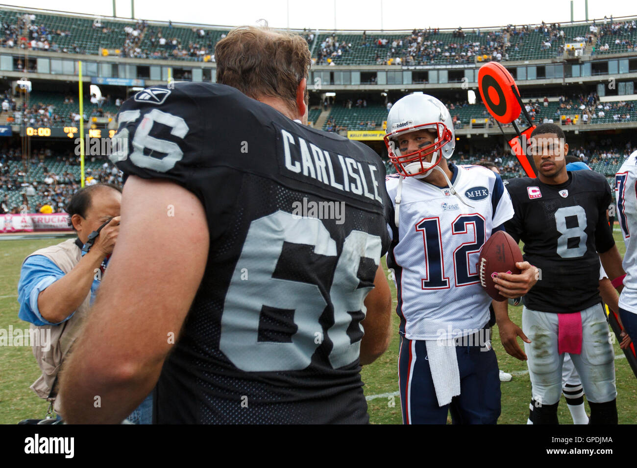 Okt 2, 2011; Oakland, Ca, USA; New England Patriots Quarterback Tom Brady (12) schüttelt Hände mit der Oakland Raiders guard Cooper Carlisle (66) Nach dem Spiel in der o.co Kolosseum. New England besiegt Oakland 31-19. Stockfoto