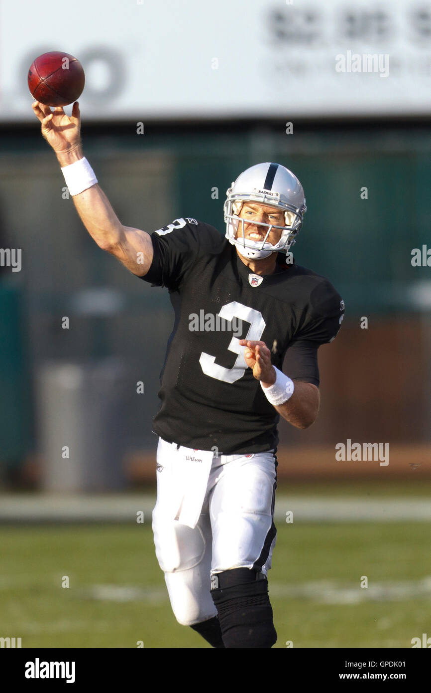 18. Dez 2011; Oakland, CA, USA; Oakland Raiders Quarterback Carson Palmer (3) spielt im dritten Quartal am O.CO Coliseum gegen die Detroit Lions. Stockfoto