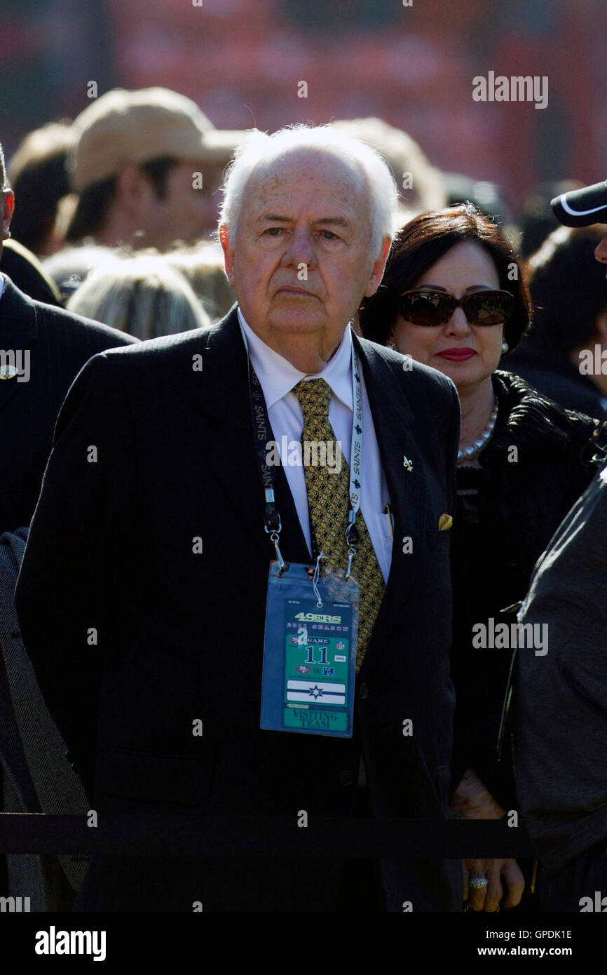 Jan 14, 2012; San Francisco, Ca, USA; New Orleans Saints Eigentümer Tom Benson (links) und Frau gayle Benson (rechts) ansehen Warm ups vor dem 2011 nfc divisional Playoff Spiel gegen die San Francisco 49ers im Candlestick Park. Stockfoto