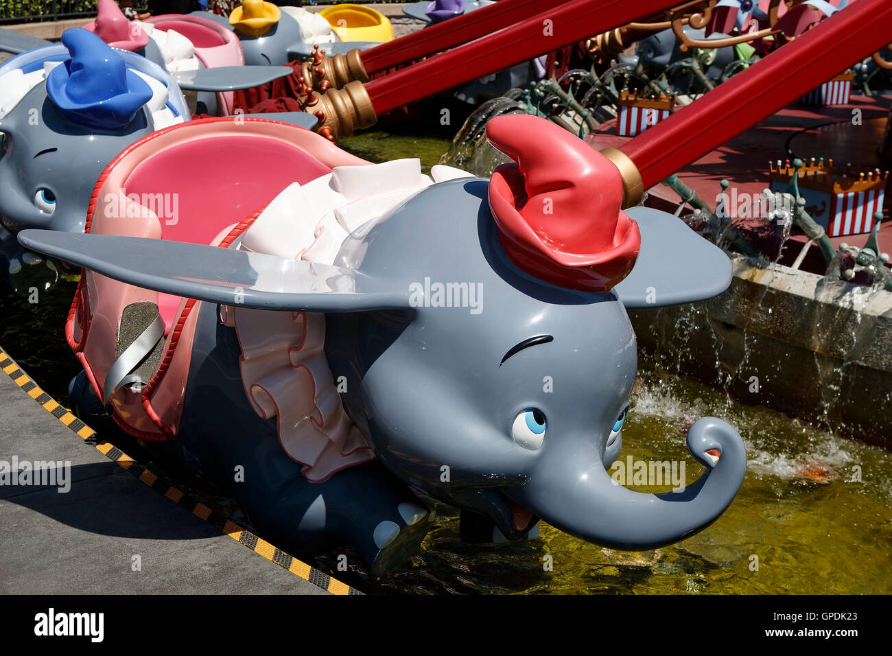 Dumbo-Charakter auf die Dumbo the Flying Elephant fahren, Disneyland Resort Anaheim, California, Vereinigte Staaten von Amerika Stockfoto