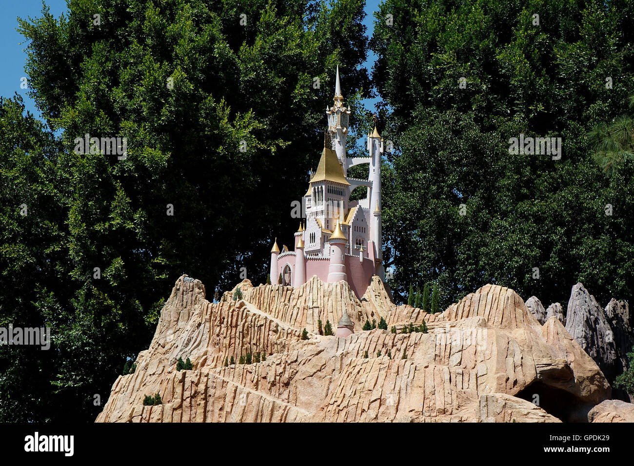Burg-Anzeige auf der Fahrt von Storybook Land Kanalboote, Disneyland Resort Anaheim, California, Vereinigte Staaten von Amerika Stockfoto
