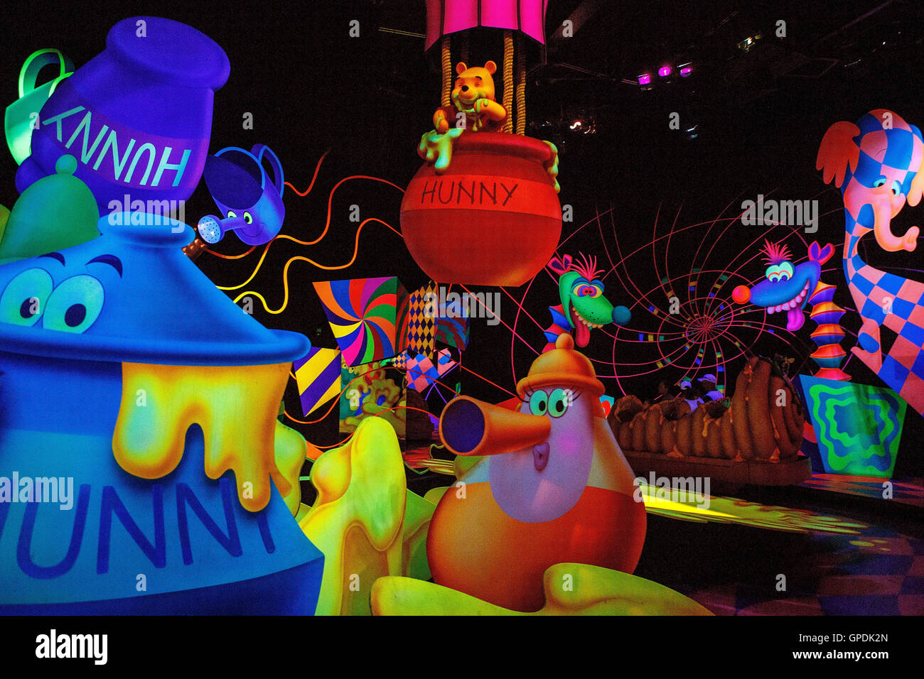 Winnie The Pooh-Anzeige auf die vielen Abenteuer von Winnie The Pooh-Fahrt, Disneyland Resort Anaheim, California, Vereinigte Staaten von Amerika Stockfoto