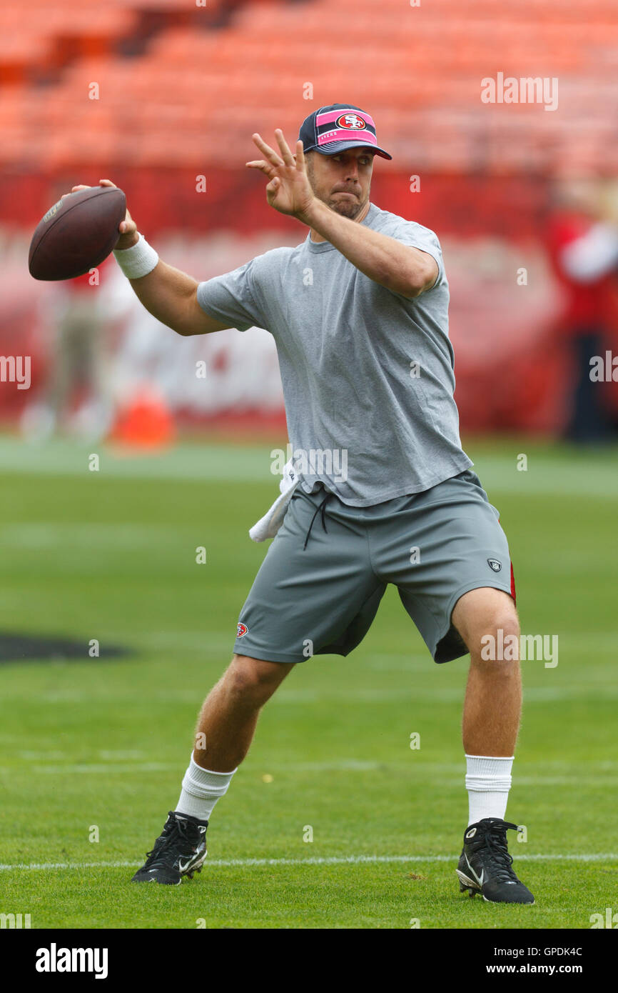 9. Oktober 2011; San Francisco, CA, USA; San Francisco 49ers quarterback Alex Smith (11) erwärmt sich vor dem Spiel gegen die Tampa Bay Buccaneers im Candlestick Park. Stockfoto
