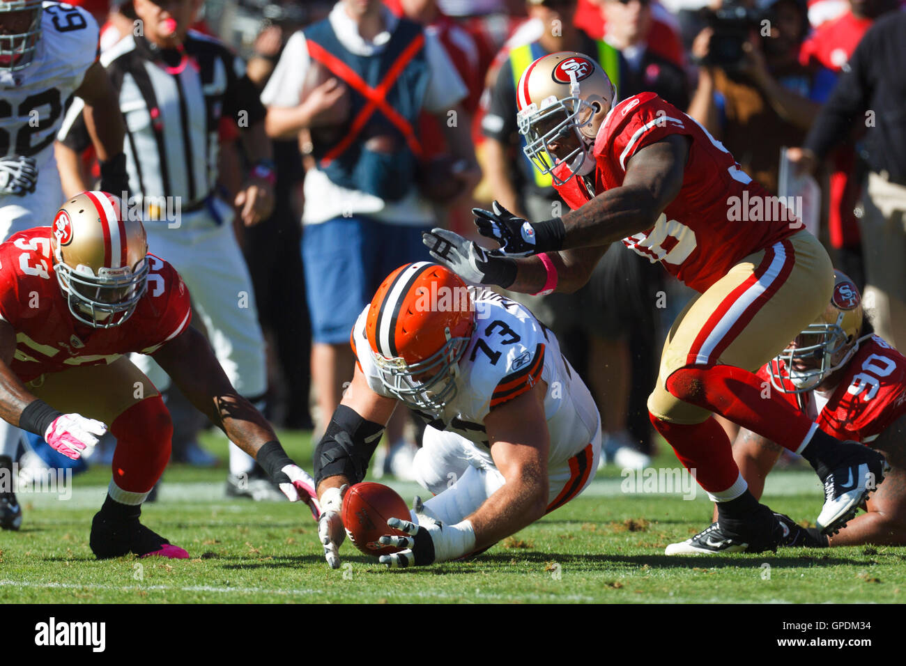 30. Oktober 2011; San Francisco, CA, USA; Cleveland Browns beleidigender Gerät Joe Thomas (73) gewinnt ein Fumble gegen die San Francisco 49ers im zweiten Quartal im Candlestick Park. San Francisco besiegte Cleveland 20-10. Stockfoto