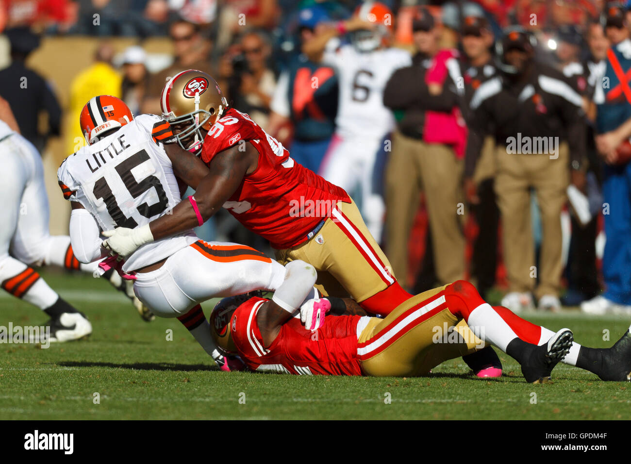 Okt 30, 2011; San Francisco, Ca, USA; Cleveland Browns wide receiver Greg wenig (15) durch San Francisco 49ers Nase angegangen ist Ricky Jean Francois (95) nach einem Pass Rezeption im dritten Quartal bei Candlestick Park. San Francisco besiegt clevel Stockfoto