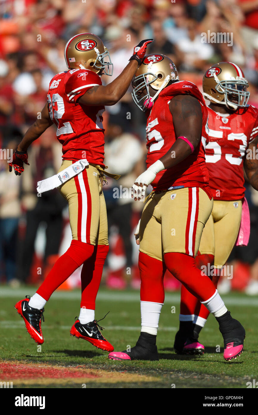 Okt 30, 2011; San Francisco, Ca, USA; San Francisco 49ers Nase Gerät Ricky Jean Francois (Mitte) durch Mannschaftskameraden nach einem Spiel gegen die Cleveland Browns gratulierte ist im dritten Quartal im Candlestick Park. San Francisco besiegt Cleveland 20-10 Stockfoto