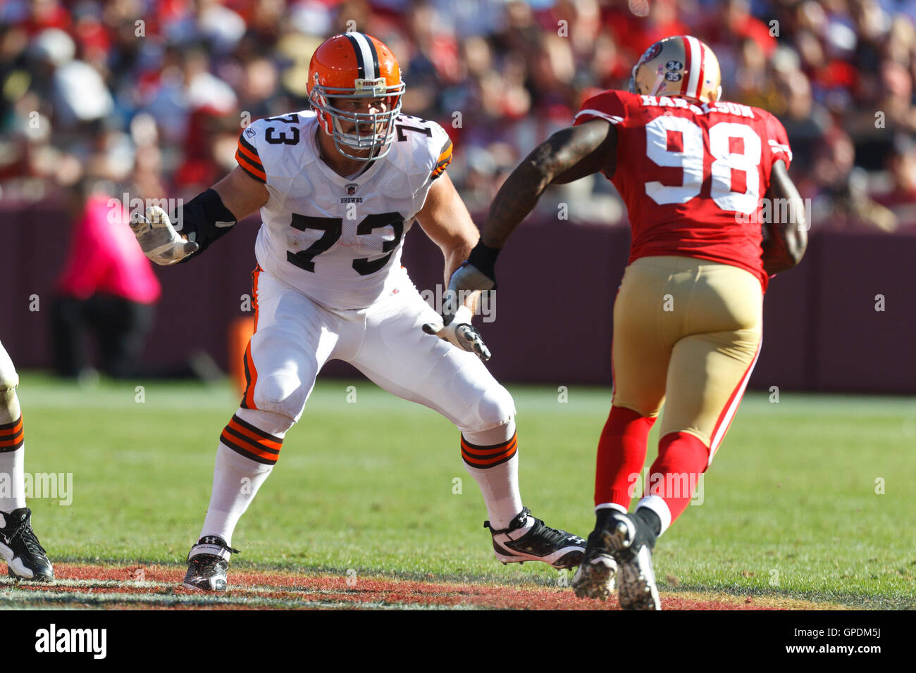 30. Oktober 2011; San Francisco, CA, USA; Cleveland Browns offensiv angehen Joe Thomas (73) Blöcke San Francisco 49ers außerhalb Linebacker Parys Haralson (98) im dritten Quartal im Candlestick Park. San Francisco besiegte Cleveland 20-10. Stockfoto