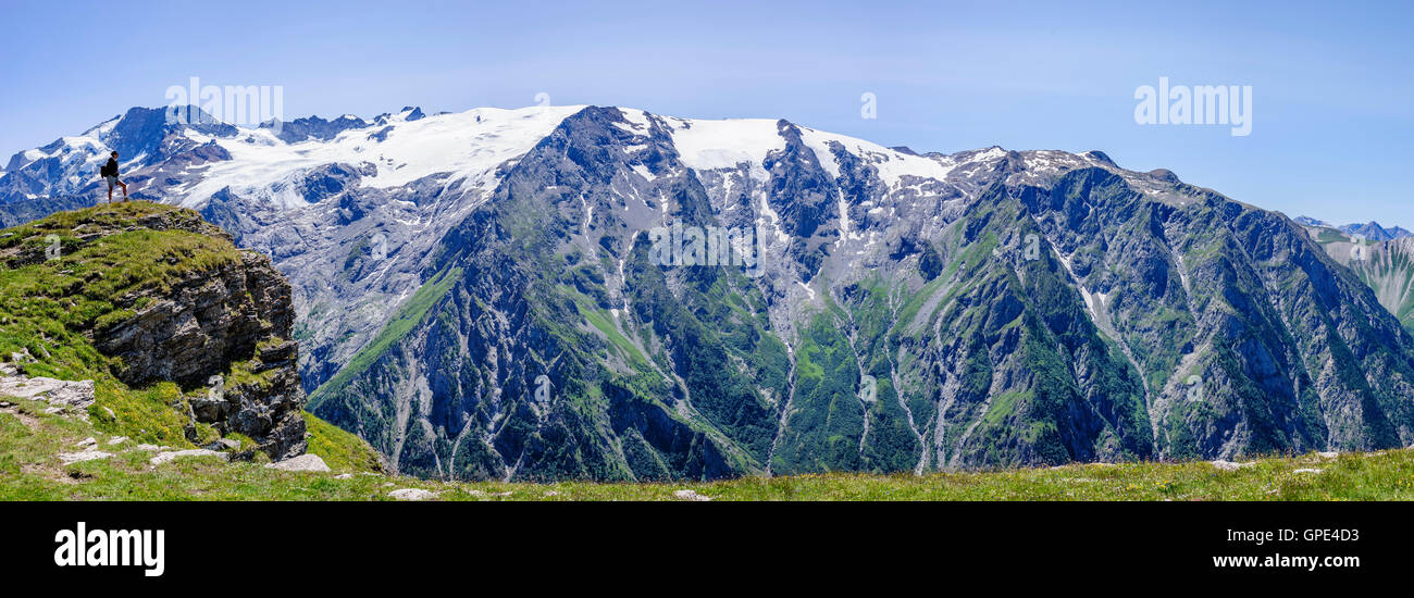 Trekker (Frau) Blick auf die Gletscher des La Meije in den französischen Alpen, Plateau des Emparis, Frankreich, Europa Stockfoto