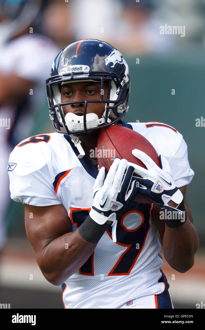 6. November 2011; Oakland, Kalifornien, USA; Denver Broncos Wide Receiver Eddie Royal (19) erwärmt sich vor dem Spiel gegen die Oakland Raiders O.co Coliseum. Denver besiegten Oakland 38-24. Stockfoto