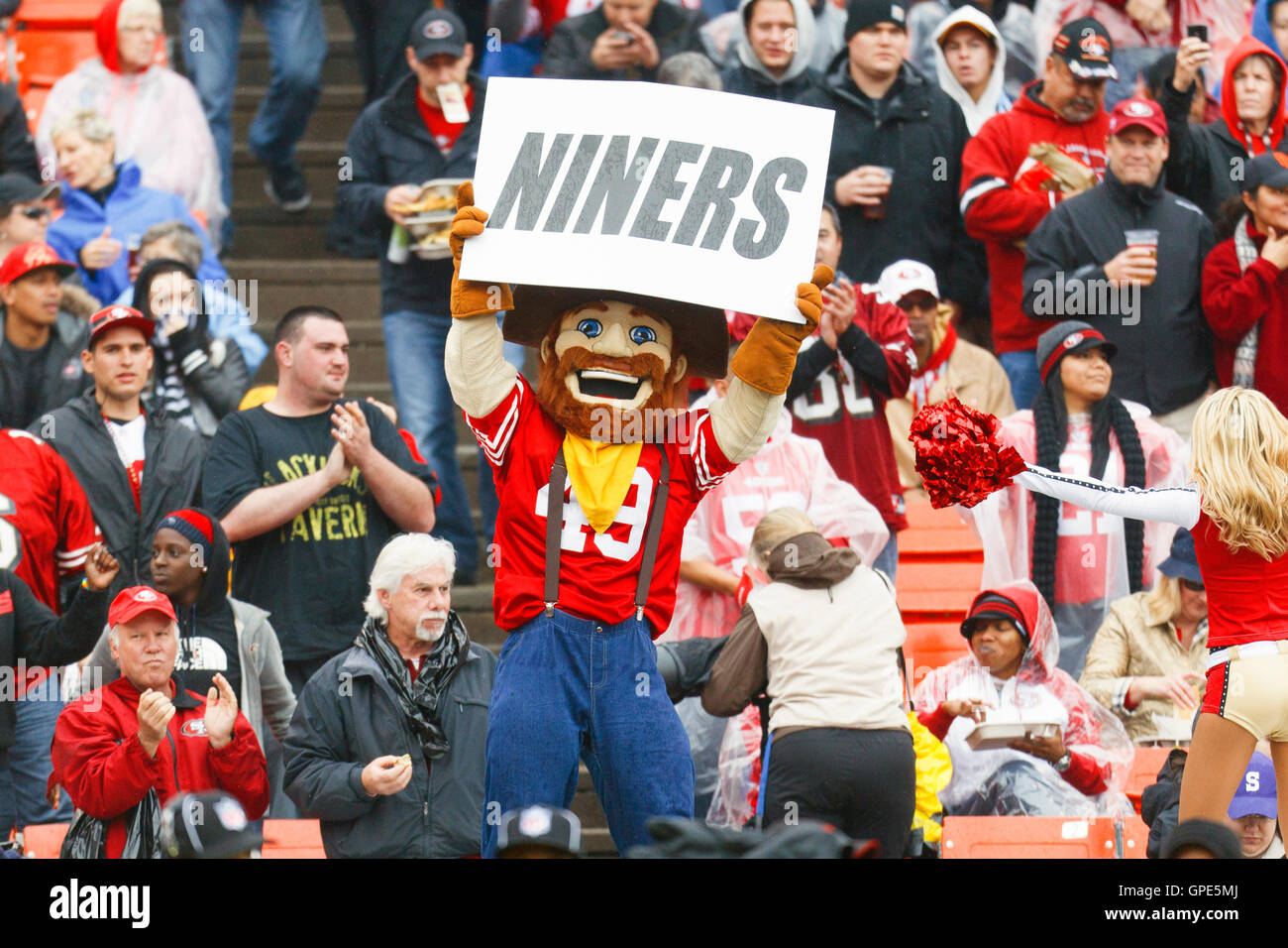 20. November 2011; San Francisco, CA, USA; Die San Francisco 49ers Maskottchen auf der Tribüne vor dem Spiel gegen die Arizona Cardinals im Candlestick Park. San Francisco besiegte Arizona 23-7. Stockfoto