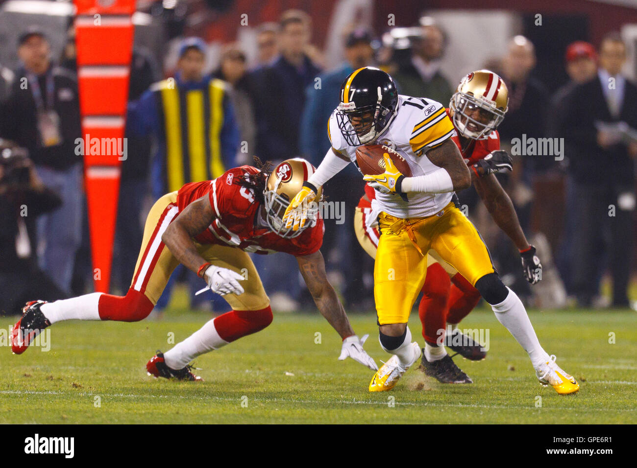 19. Dezember 2011; San Francisco, CA, USA; Pittsburgh Steelers Wide Receiver Mike Wallace (17) eilt Feld gegen die San Francisco 49ers im ersten Quartal im Candlestick Park. Stockfoto