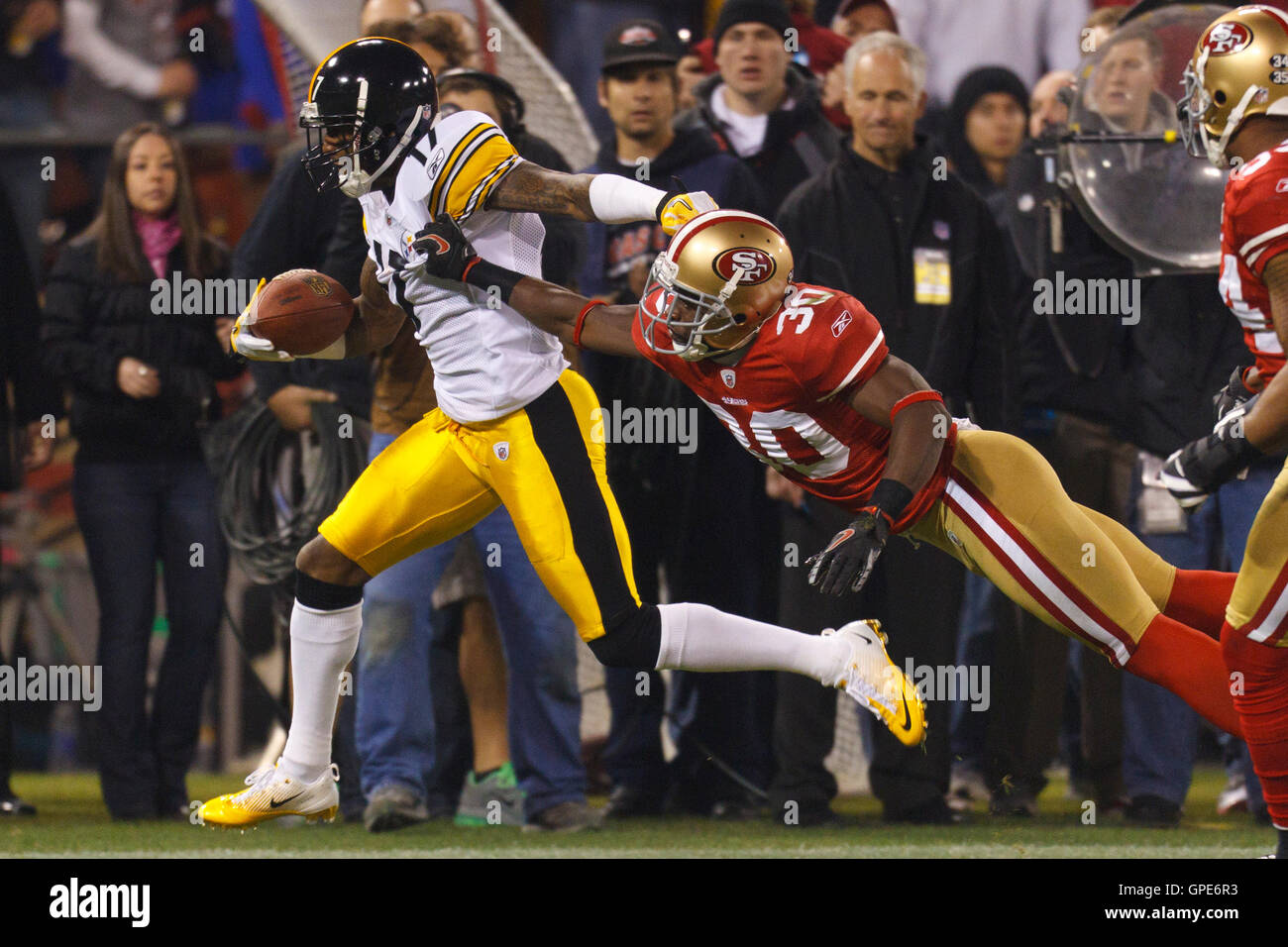 19. Dezember 2011; San Francisco, CA, USA; Pittsburgh Steelers Wide Receiver Mike Wallace (17) ist außerhalb des gültigen Bereichs durch die San Francisco 49ers defensive Reggie Smith (30) im ersten Quartal im Candlestick Park zurückgestoßen. Stockfoto