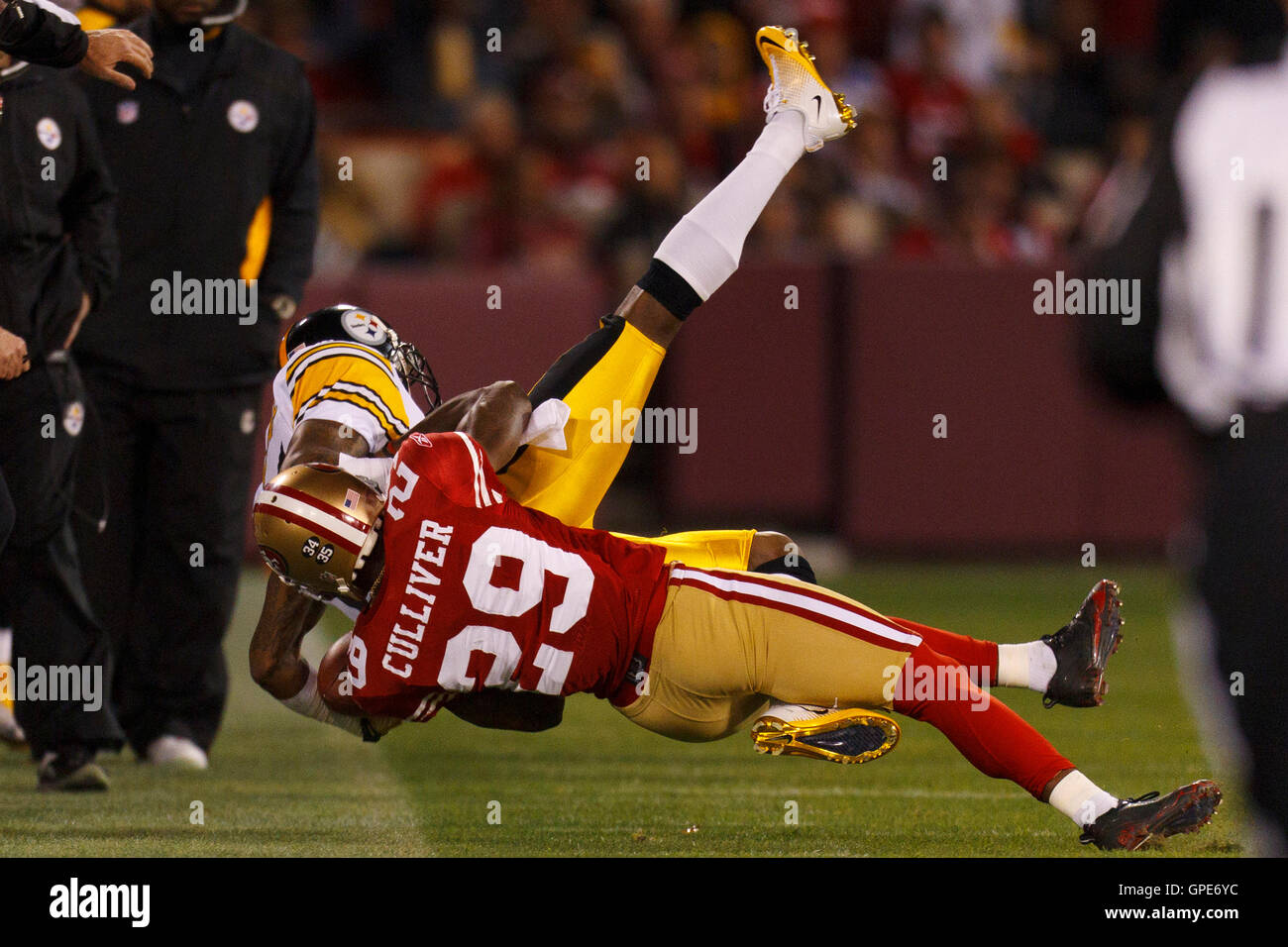19. Dezember 2011; San Francisco, CA, USA; Pittsburgh Steelers Wide Receiver Mike Wallace (wieder) außerhalb der Grenzen von San Francisco 49ers defensive beseitigt ist zurück im Candlestick Park Chris Culliver (29) im zweiten Quartal. Stockfoto