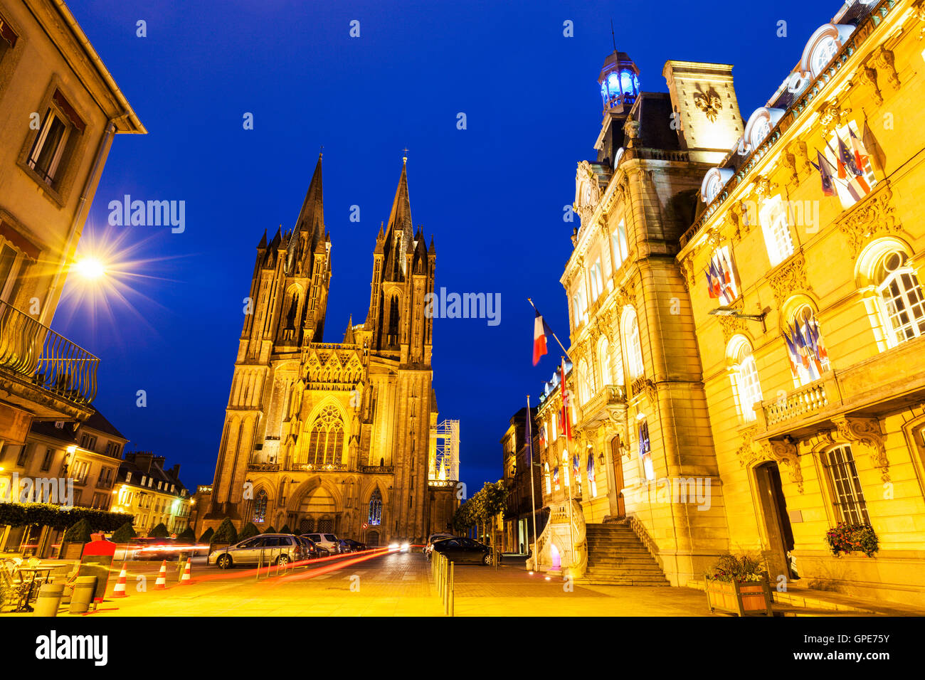 Coutances Kathedrale und Rathaus in der Nacht. Coutances, Normandie, Frankreich Stockfoto