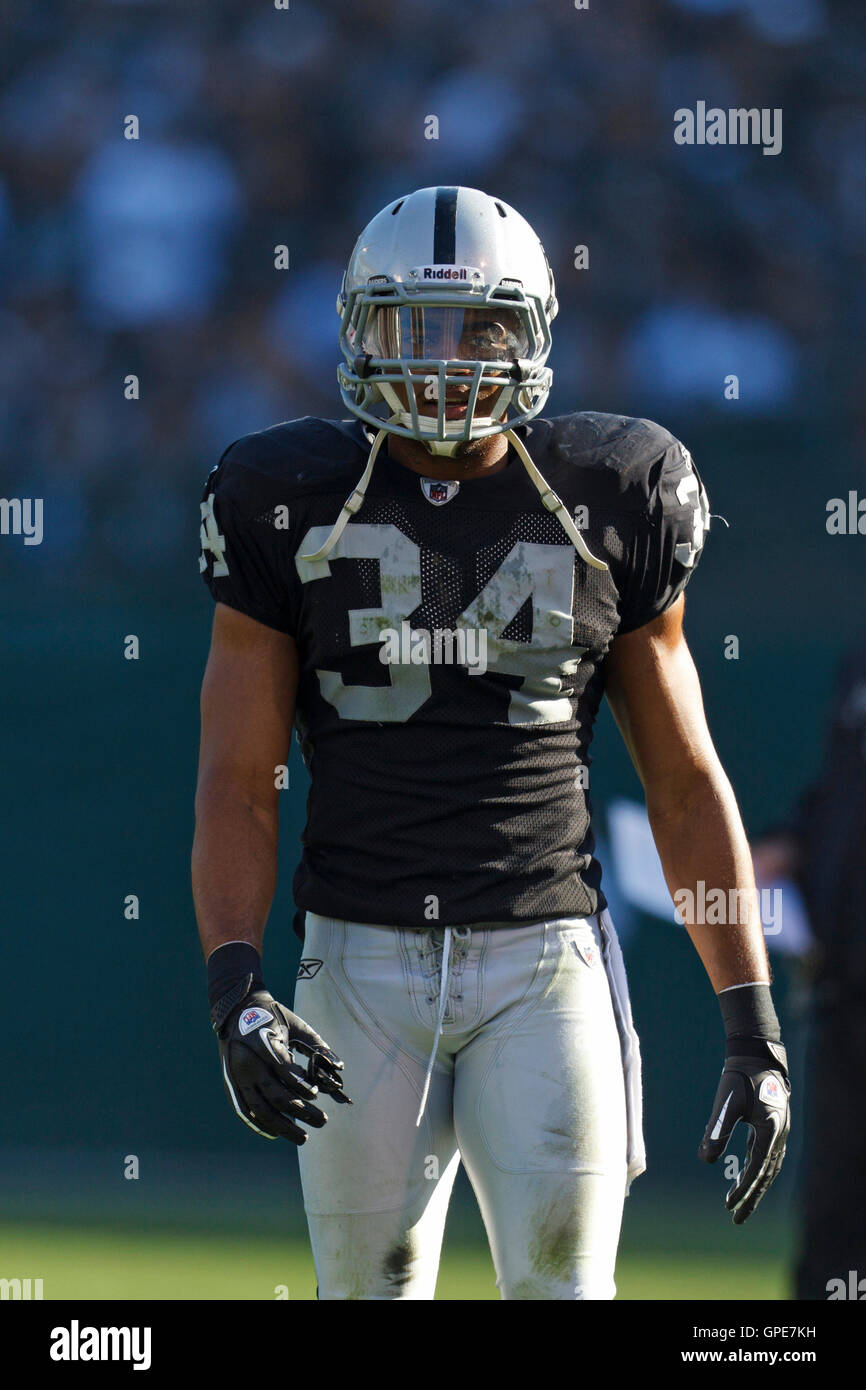 1. Januar 2012; Oakland, Kalifornien, USA; Oakland Raiders Cornerback Mike Mitchell (34) reiht sich für ein Spiel gegen die San Diego Chargers im zweiten Quartal O.co Coliseum. San Diego besiegte Oakland 38-26. Stockfoto