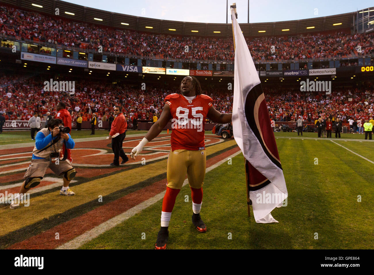 14. Januar 2012; San Francisco, CA, USA; San Francisco 49ers Nase anzugehen, die Ricky Jean Francois (95) nach dem Spiel gegen die New Orleans Saints in der 2011 NFC divisional Playoff-Spiel im Candlestick Park feiert. San Francisco besiegt New Orleans 36-32. Stockfoto