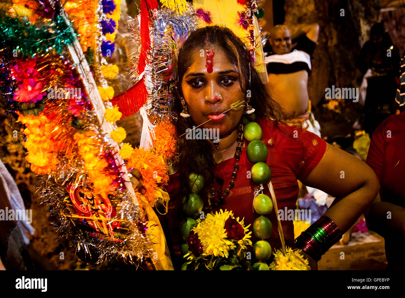 Eine gepiercte Frau auf dem Thaipusam-Festival in Batu Caves, Malaysia. Stockfoto