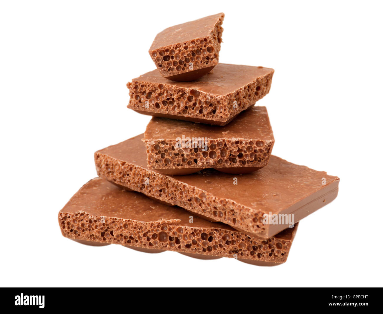 Stapel von Stücken von porösen Milchschokolade isoliert auf weiss Stockfoto