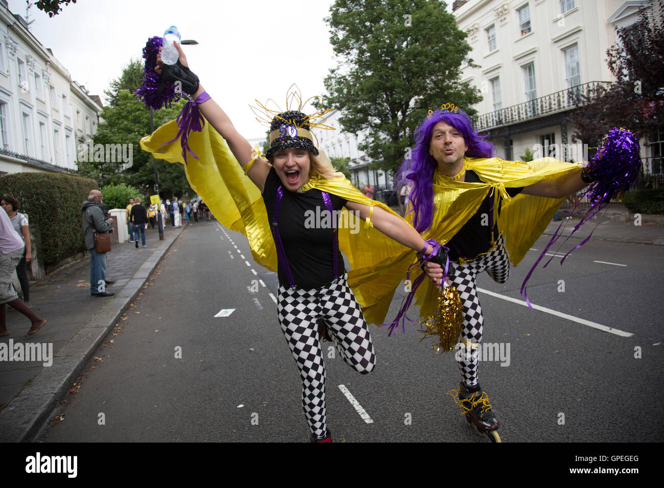 Rollschuh-Truppe auf Sonntag, 28. August 2016 bei den 50. Notting Hill Carnival in Westlondon. Ein Fest der Westindischen / Karibik Kultur und Europas größte Straßenparty, Festival und Parade. Nachtschwärmer kommen in hunderttausenden zum Spaß haben, tanzen, trinken und loslassen in die tolle Atmosphäre. Es wird geführt von den Mitgliedern der West-indischen / Karibische Gemeinschaft, besonders die Trinidad und Tobagonian britische Bevölkerung, von denen viele seit den 1950er Jahren in der Gegend gelebt haben. Der Karneval hat in der Vergangenheit und Zentren auf eine Parade von Schwimmern, bis zu 2 Millionen Menschen angezogen Tänzerin Stockfoto