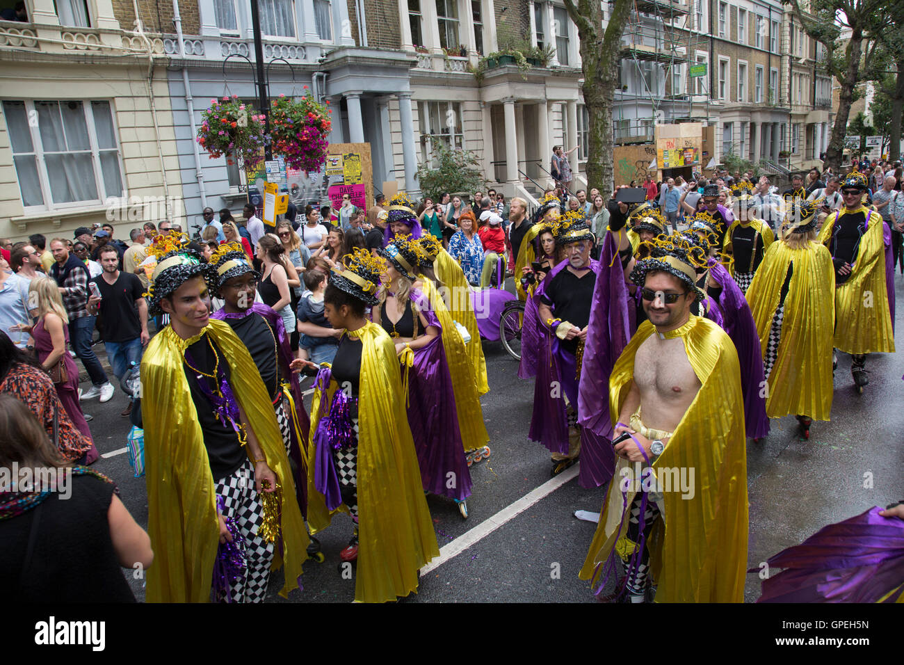 Rollschuh-Truppe auf Sonntag, 28. August 2016 bei den 50. Notting Hill Carnival in Westlondon. Ein Fest der Westindischen / Karibik Kultur und Europas größte Straßenparty, Festival und Parade. Nachtschwärmer kommen in hunderttausenden zum Spaß haben, tanzen, trinken und loslassen in die tolle Atmosphäre. Es wird geführt von den Mitgliedern der West-indischen / Karibische Gemeinschaft, besonders die Trinidad und Tobagonian britische Bevölkerung, von denen viele seit den 1950er Jahren in der Gegend gelebt haben. Der Karneval hat in der Vergangenheit und Zentren auf eine Parade von Schwimmern, bis zu 2 Millionen Menschen angezogen Tänzerin Stockfoto