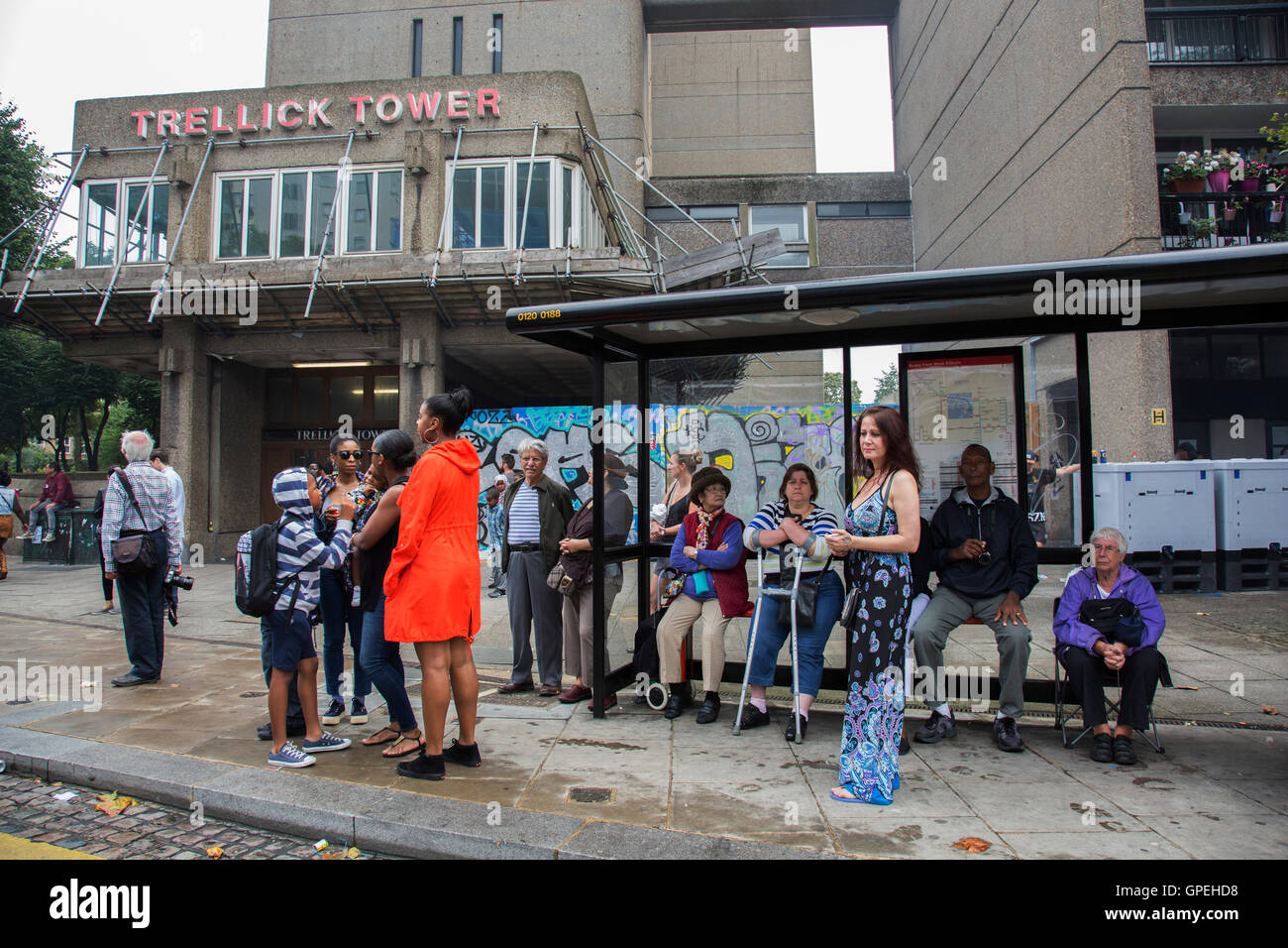 In der Nähe von Trellick Tower auf Sonntag, 28. August 2016 am 50. Karneval von Notting Hill im Westen Londons. Ein Fest der Westindischen / Karibik Kultur und Europas größte Straßenparty, Festival und Parade. Nachtschwärmer kommen in hunderttausenden zum Spaß haben, tanzen, trinken und loslassen in die tolle Atmosphäre. Es wird geführt von den Mitgliedern der West-indischen / Karibische Gemeinschaft, besonders die Trinidad und Tobagonian britische Bevölkerung, von denen viele seit den 1950er Jahren in der Gegend gelebt haben. Der Karneval hat in der Vergangenheit und Zentren auf eine Parade von Schwimmern, bis zu 2 Millionen Menschen angezogen Dan Stockfoto