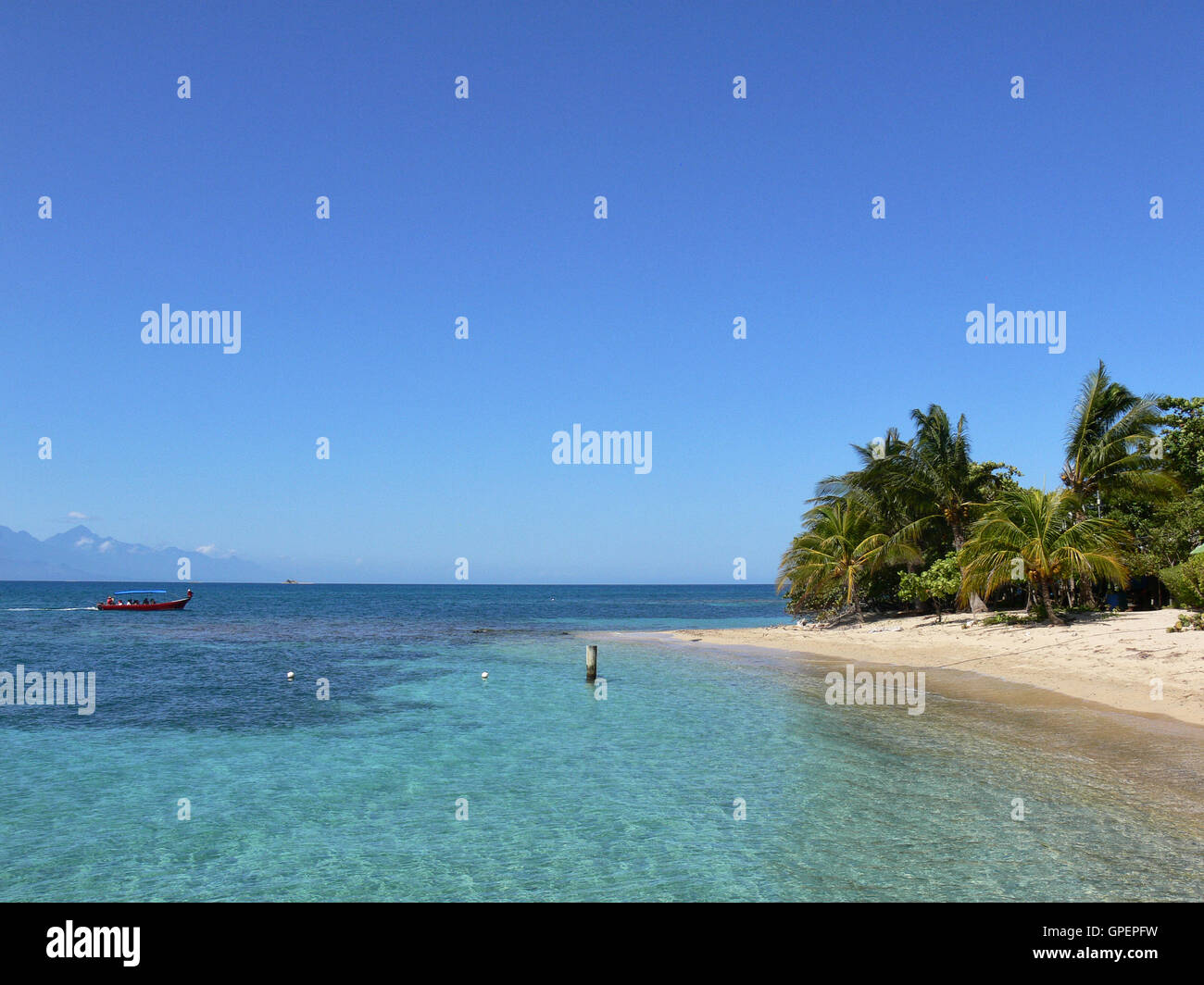 ATLANTIDA/HONDURAS - ca. März 2012: Erstaunlich, Blick auf das transparente, klare Wasser des Cayo Menor Cayos Cochinos Archipels Stockfoto