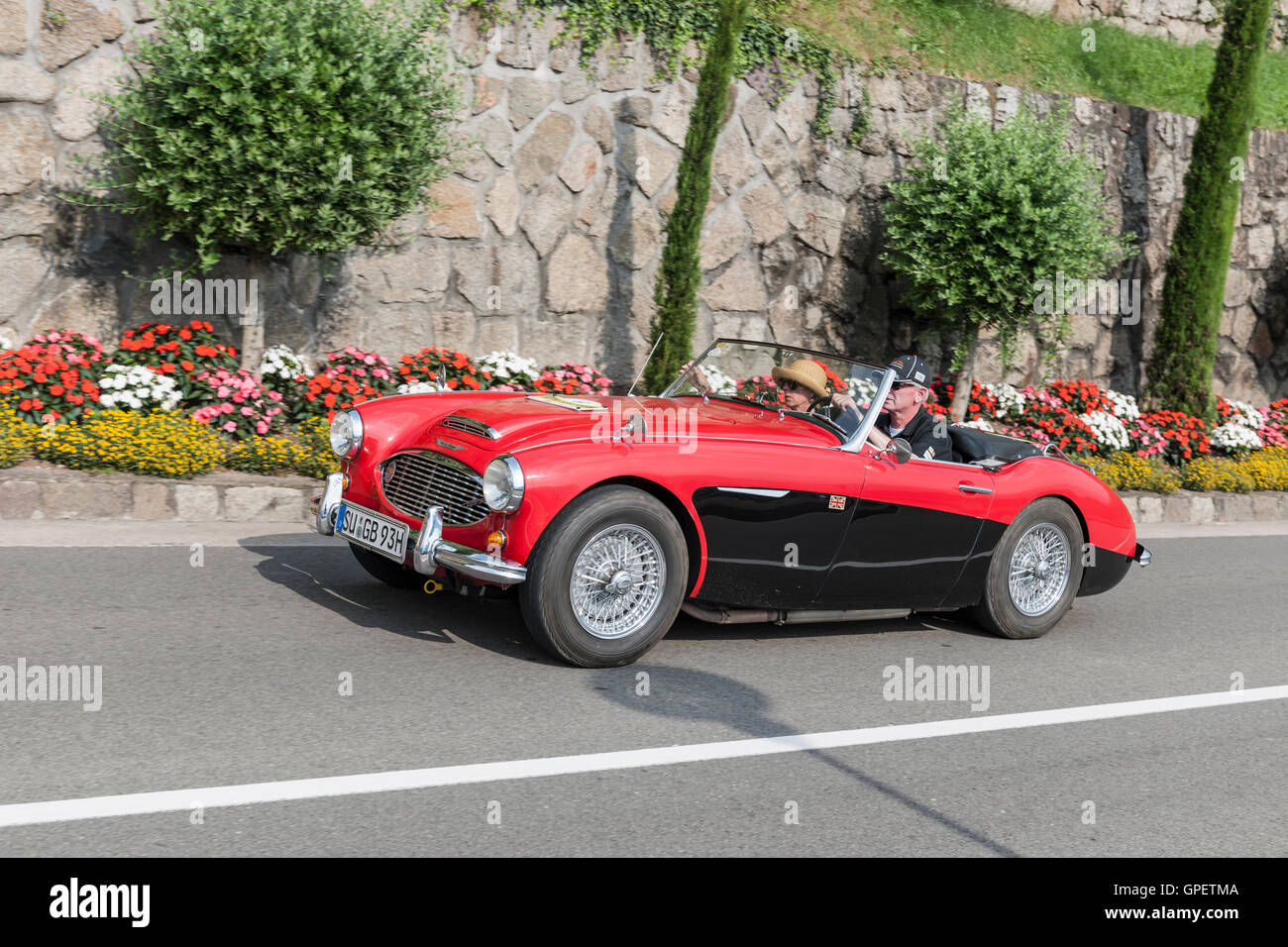 Schenna, Italien - 8. Juli 2016: Austin Healey 100/6 Scena unterwegs in Richtung Schenna Dorf Stockfoto