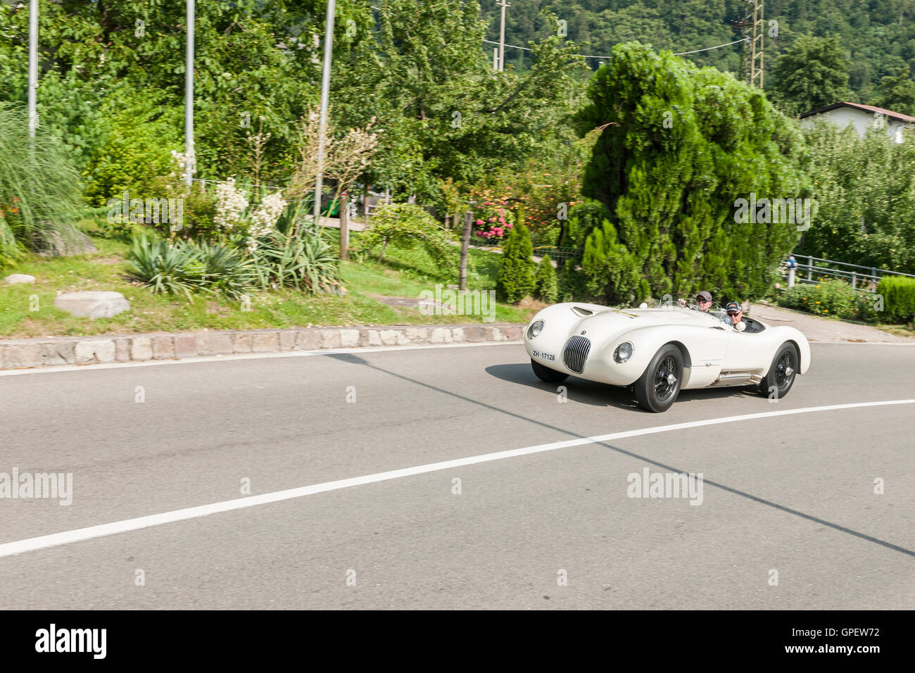 Schenna, Italien - 8. Juli 2016: Jaguar C-Type unterwegs in Richtung des Dorfes Schenna Scena Stockfoto