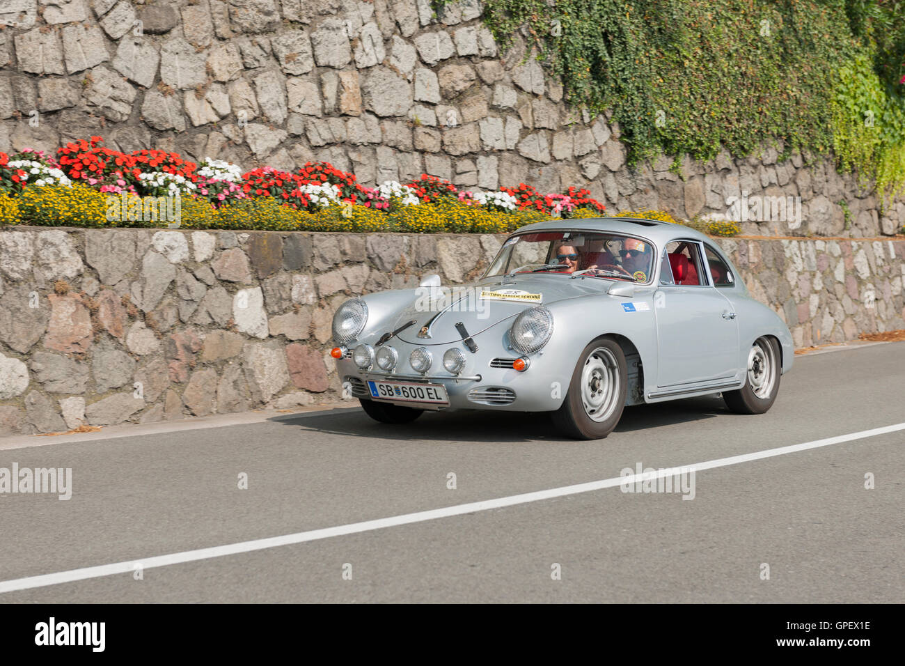 Schenna, Italien - 8. Juli 2016: Porsche 356 Carrrera GT unterwegs in Richtung des Dorfes Schenna Scena Stockfoto