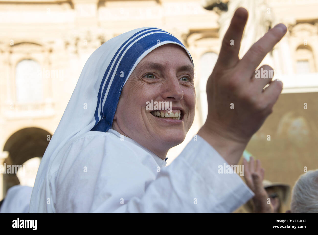 St. Teresa von Calcutta Schwester lächelnd an die Heiligsprechung des Gründers des Ordens Stockfoto